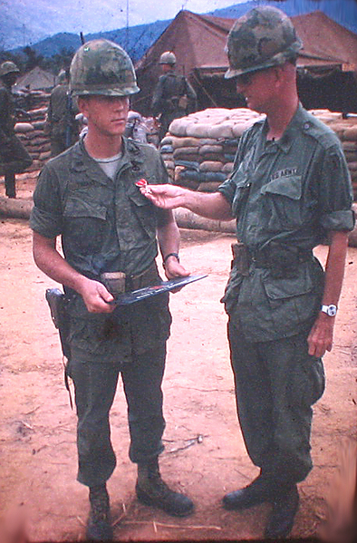 "Gee, wish I had one of those!"
2/9th Bn Co LtCol Bruce Holbrook admires the Bronze Star medal received by Lt Ed Thomas.
