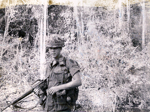 The FO Poster Boy
Date: 18 Nov 66.  Place: Kontum.

There you have it...the classic FO in battle dress, M-16, and sleeves rolled up.
