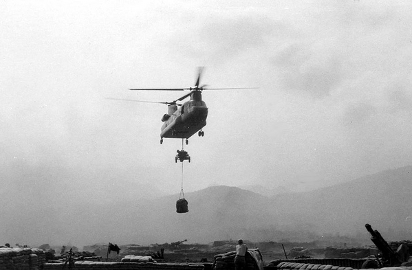 Piggy Back Load
Chinook picks up a howitzer and its gun bag.
