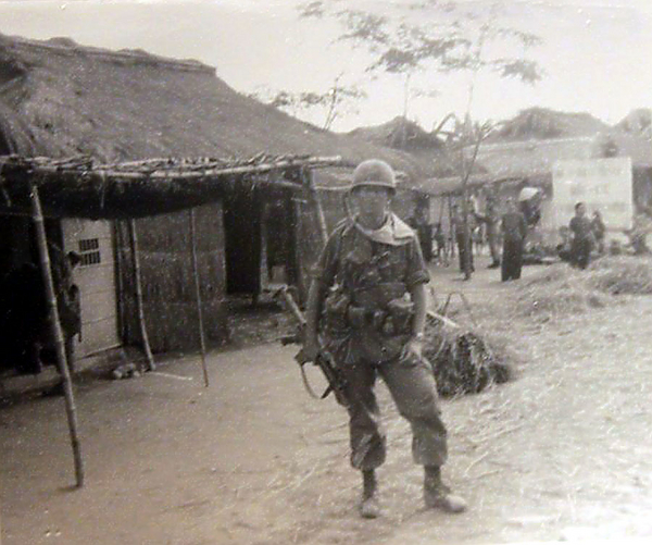 Company Commander
Capt Dave Collins...a great troop leader for the 35th Inf Regt.  Well respected by the Redlegs of the 2/9th.  Photo taken near LZ Ross.  His FO was Lt Bert Landau.
