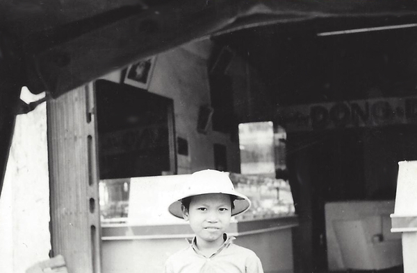 Pith helmet?
Downtown Pleiku: young girl wears a pith helmet instead of the more common conical hat (non la).
