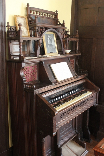 The Waldman Collection - Mattie Beal House Tour
Beautiful organ in excellent condition.
